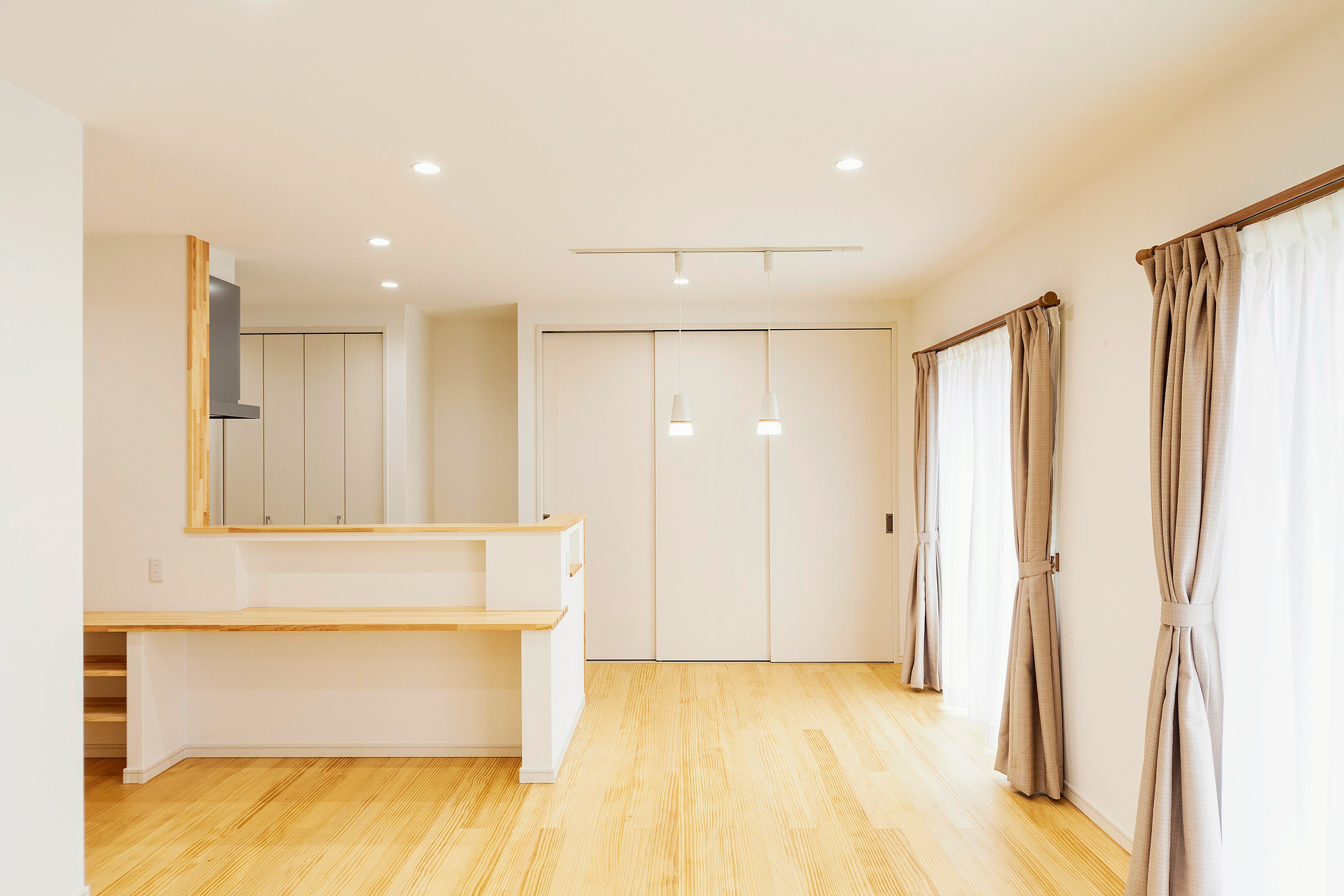 キッチン背面収納建具閉1